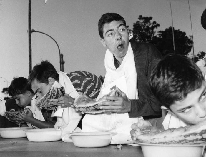 Конкурсы по скоростному поеданию пищи 1915-1987 годов (23 фото)