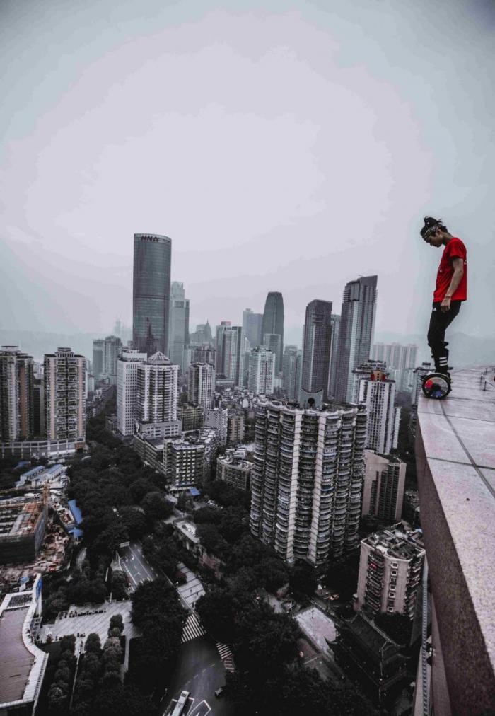 Китайский руфер сорвался с небоскреба во время выполнения трюка (13 фото)