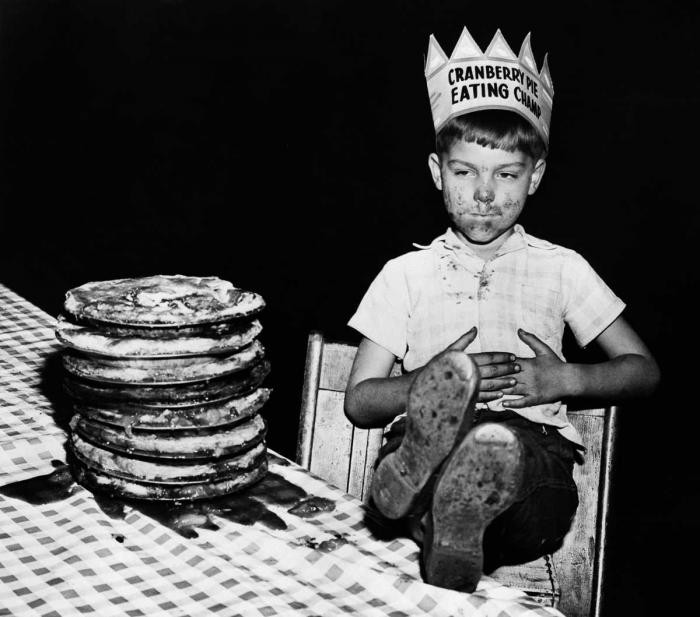 Конкурсы по скоростному поеданию пищи 1915-1987 годов (23 фото)