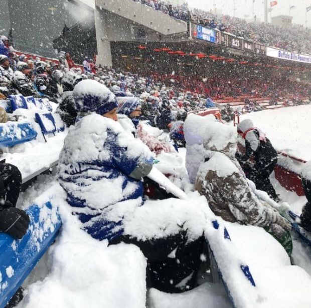 «Самый зимний» матч по американскому футболу (9 фото)
