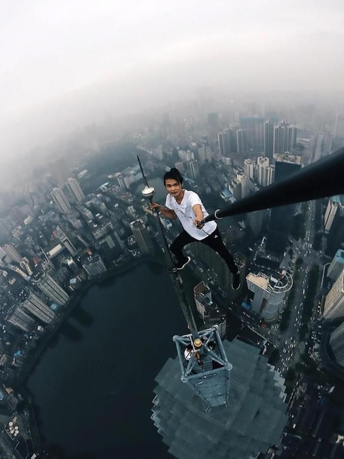 Китайский руфер сорвался с небоскреба во время выполнения трюка (13 фото)