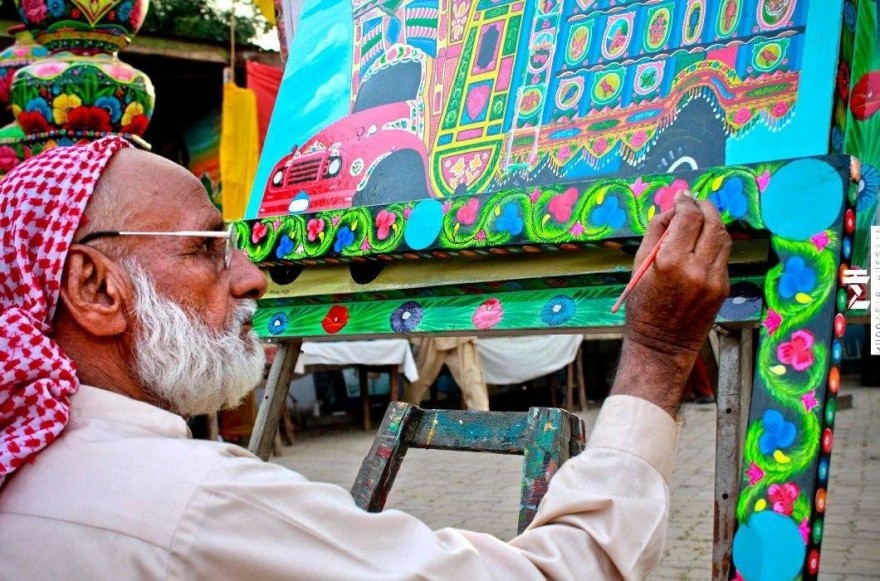 Шедевры на колесах. Красочные пакистанские грузовики	(14 фото)