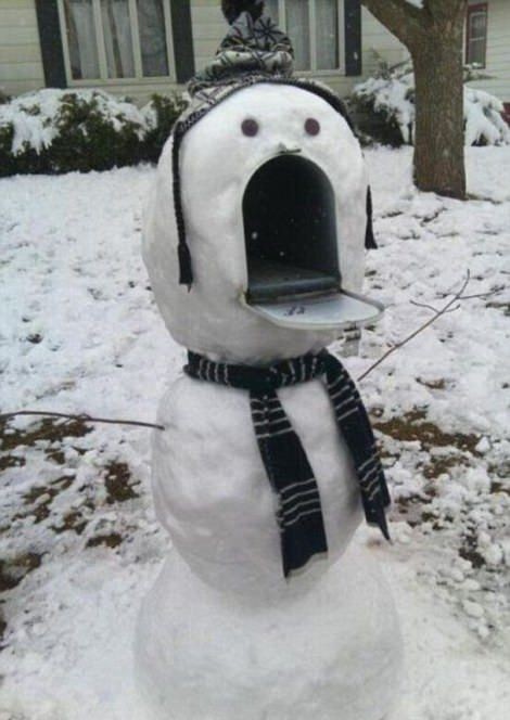 Когда к лепке снеговиков подходят с юмором и фантазией (12 фото)