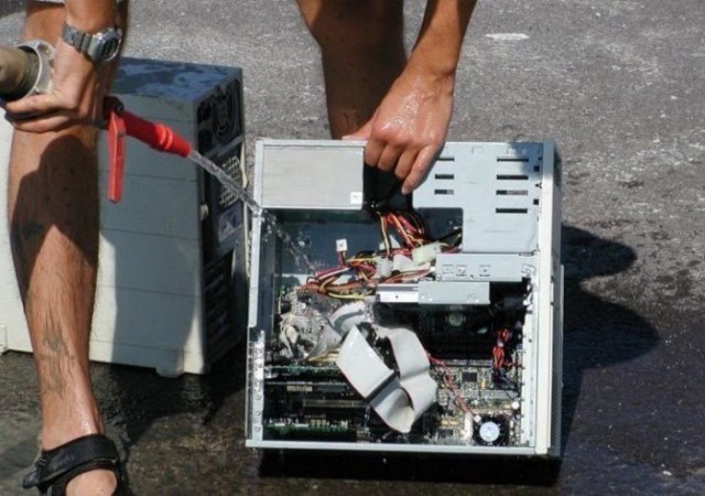Находчивые мастера по ремонту компьютерной техники (16 фото)