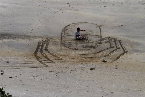 Объемные рисунки на песке (31 фото)