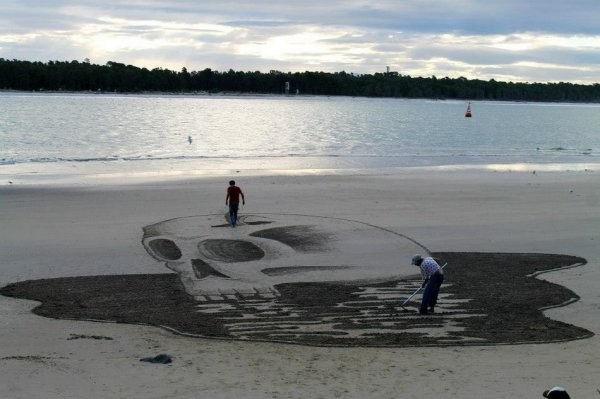 Объемные рисунки на песке (31 фото)