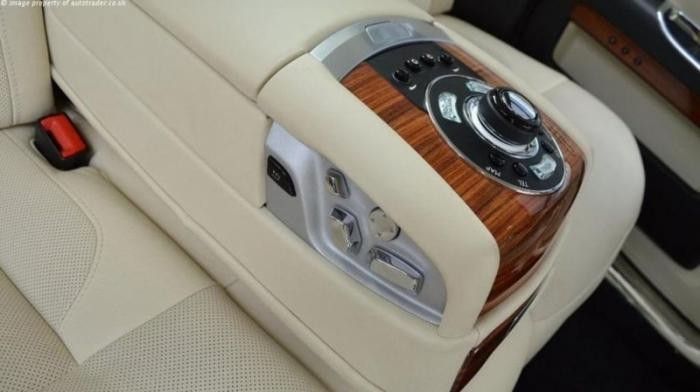 В Британии продают золотой Rolls-Royce за 15 биткоинов (12 фото)