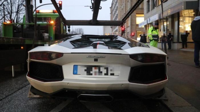 У бывшего футболиста отобрали слишком шумный суперкар Lamborghini (6 фото)