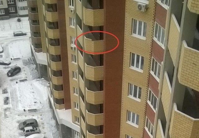 Тюменец выпал с 10-го этажа и отсудил у застройщика более полумиллиона (2 фото)