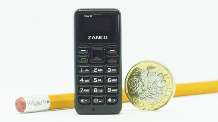 Миниатюрный мобильный телефон размером с батарейку (4 фото)