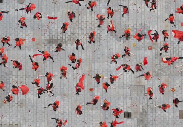 Захватывающие снимки толпы с высоты (8 фото)