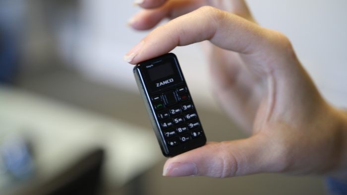Миниатюрный мобильный телефон размером с батарейку (4 фото)