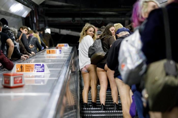 Тысячи людей по всему миру спустились в метро без штанов (30 фото)