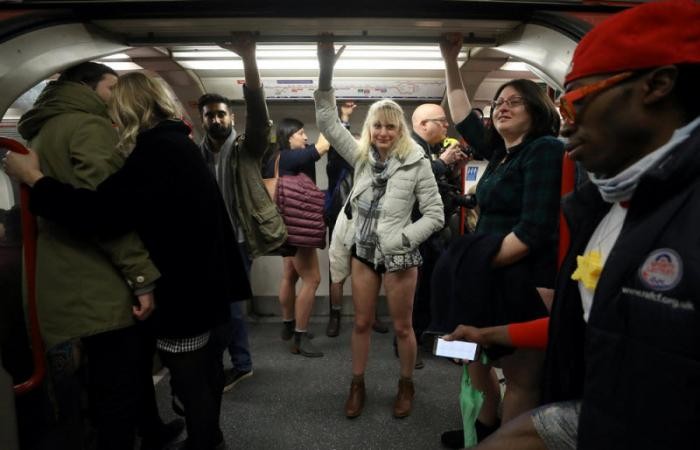 Тысячи людей по всему миру спустились в метро без штанов (30 фото)