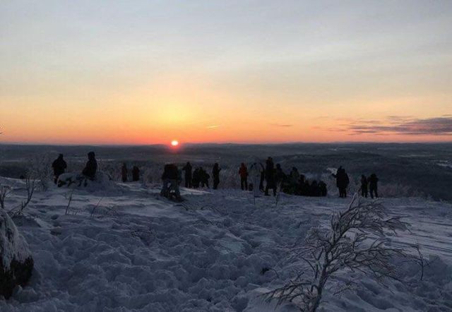 Жители Мурманска встретили первый рассвет после долгой полярной ночи (4 фото)