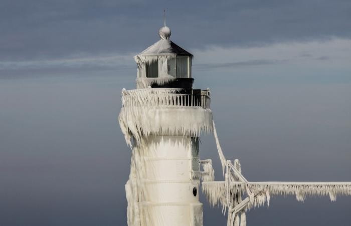 Ледяные маяки озера Мичиган (10 фото)