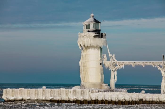 Ледяные маяки озера Мичиган (10 фото)