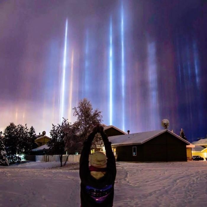 Световые столбы – редкое атмосферное явление (14 фото)