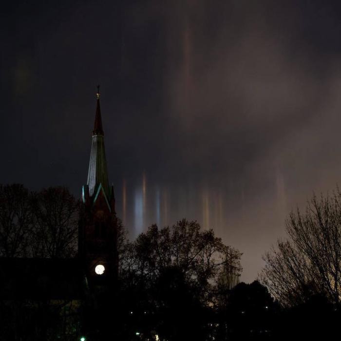 Световые столбы – редкое атмосферное явление (14 фото)