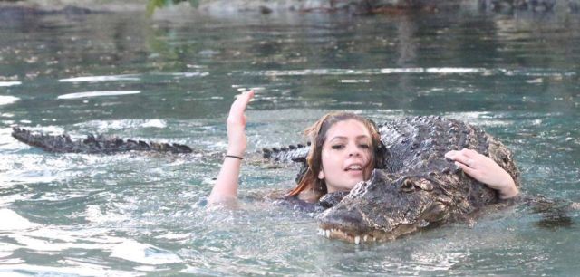 Бесстрашная девушка и крокодил (3 фото)