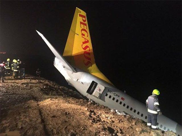 В Турции пассажирский самолет едва не съехал в Черное море со склона (3 фото)