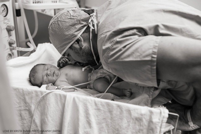 Душераздирающие фотографии отцов с новорожденными детьми (10 фото)