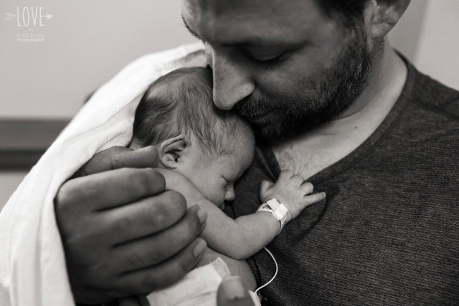Душераздирающие фотографии отцов с новорожденными детьми (10 фото)