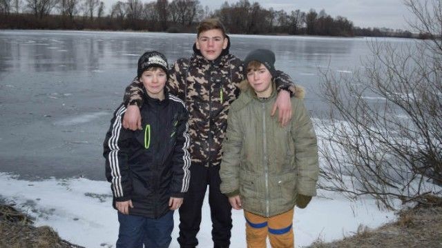 В Липецкой области школьник спас двух мальчиков, провалившихся под лед (2 фото)