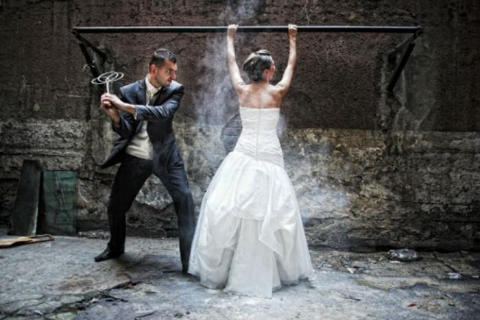 Платье в хлам — чумовой тренд свадебной фотографии (26 фото)