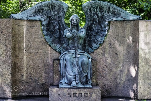 «Плачущий ангел» на могиле американского бизнесмена Фрэнсиса Хэсерота (4 фото)
