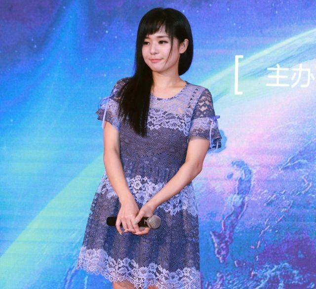 Популярная в Азии порнозвезда Сора Аои объявила о помолвке (6 фото)