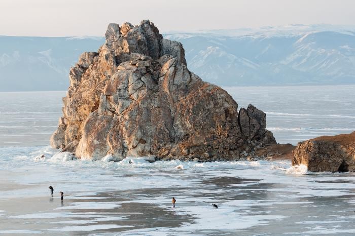 Зимний Байкал: мир льда и ветра (11 фото)