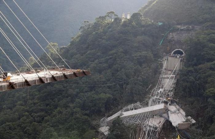 10 человек разбились насмерть после обрушения строящегося моста (11 фото)