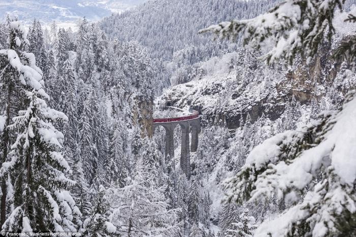 Самая живописная железная дорога Европы в Швейцарских Альпах (13 фото)