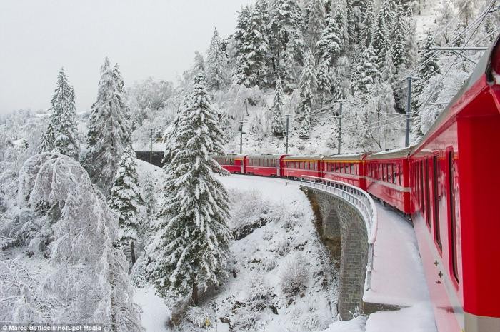 Самая живописная железная дорога Европы в Швейцарских Альпах (13 фото)