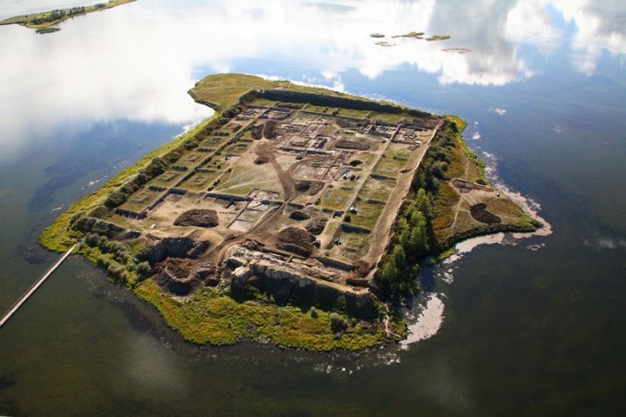 Древняя крепость посреди озера (10 фото)