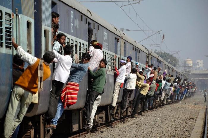 «Удавитесь» — главный принцип индийских железных дорог (14 фото)