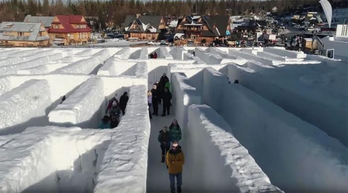 Самый большой в мире снежный лабиринт открылся в Польше (9 фото)