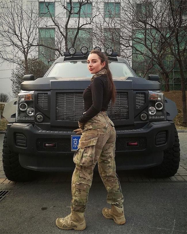 Елена Делигиоз - красивая косплеерша солдата (19 фото)