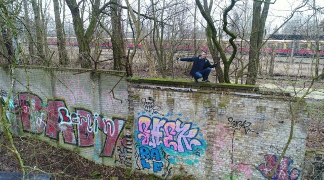 В лесу обнаружили уцелевший фрагмент Берлинской стены (7 фото)