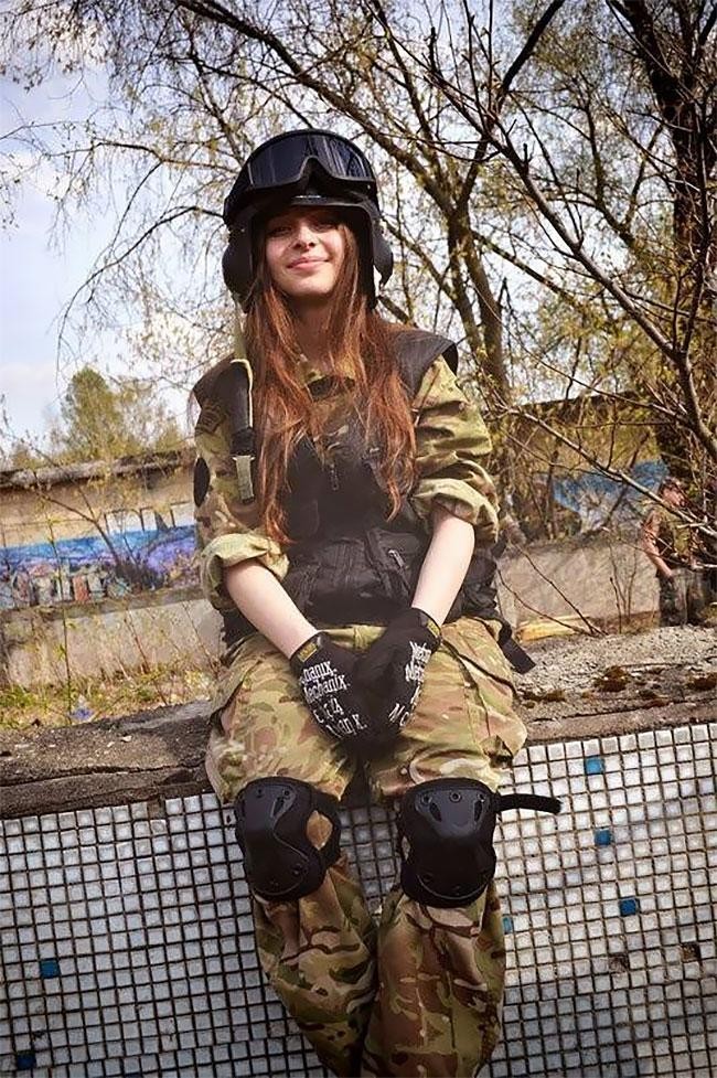 Елена Делигиоз - красивая косплеерша солдата (19 фото)