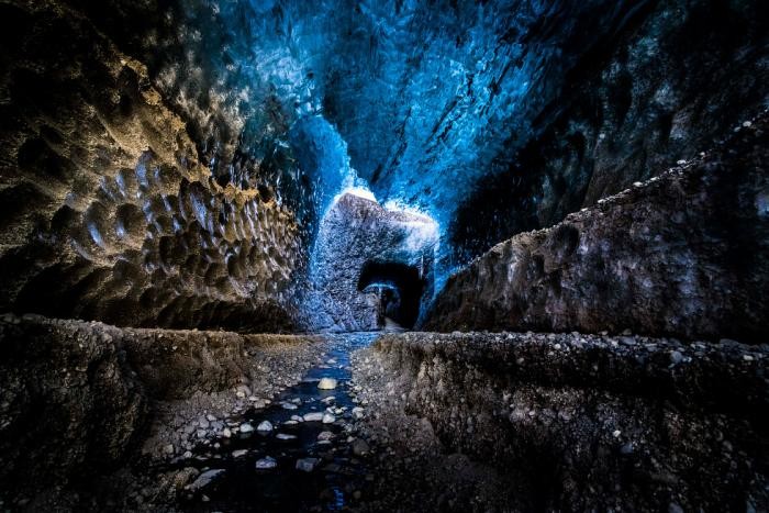 Прогулка по сказочным пещерам Исландии (12 фото)