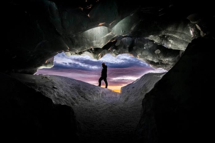 Прогулка по сказочным пещерам Исландии (12 фото)