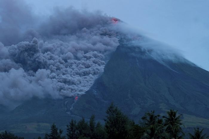 На Филиппинах проснулся вулкан Майон (20 фото)