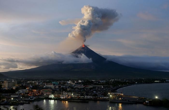 На Филиппинах проснулся вулкан Майон (20 фото)