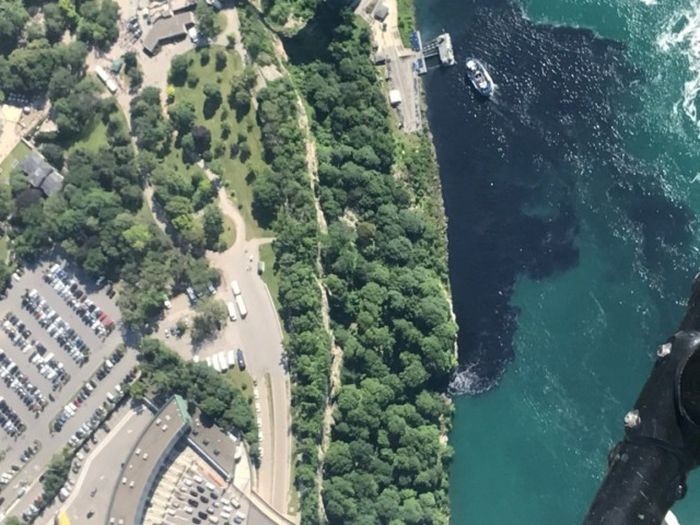 В реку Ниагара попали сточные воды (5 фото)