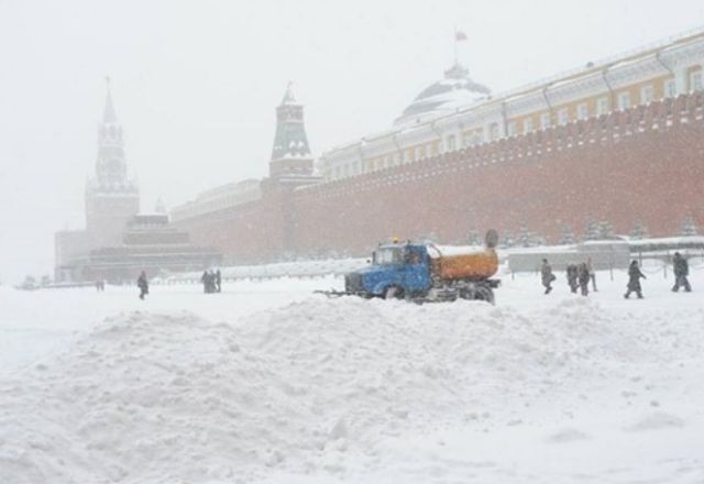 Рекордный снегопад в Центральной России (23 фото)