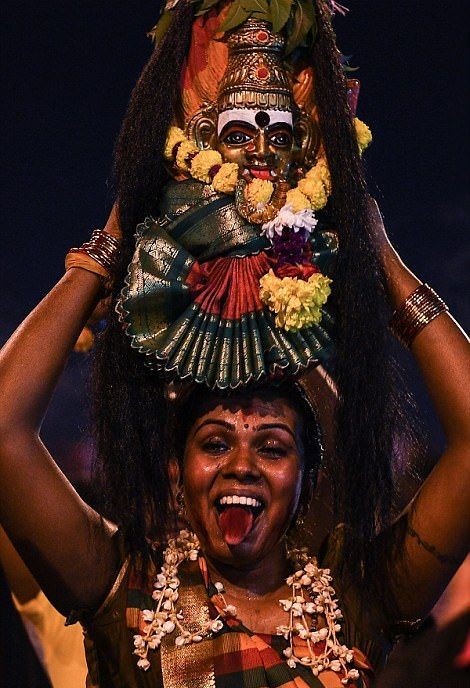 Веселый индуистский праздник с проколотыми насквозь участниками (21 фото)
