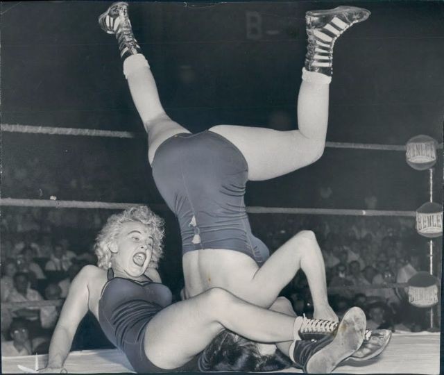 Женский реслинг – старые фотографии о том, что творят на ринге дамы (14 фото)