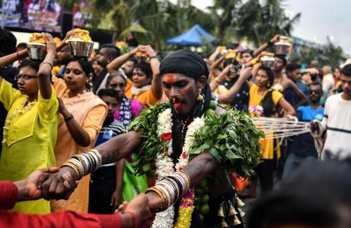 Веселый индуистский праздник с проколотыми насквозь участниками (21 фото)